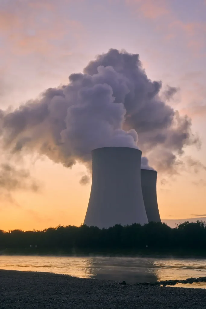 Reactor nuclear emitiendo vapor de agua.
