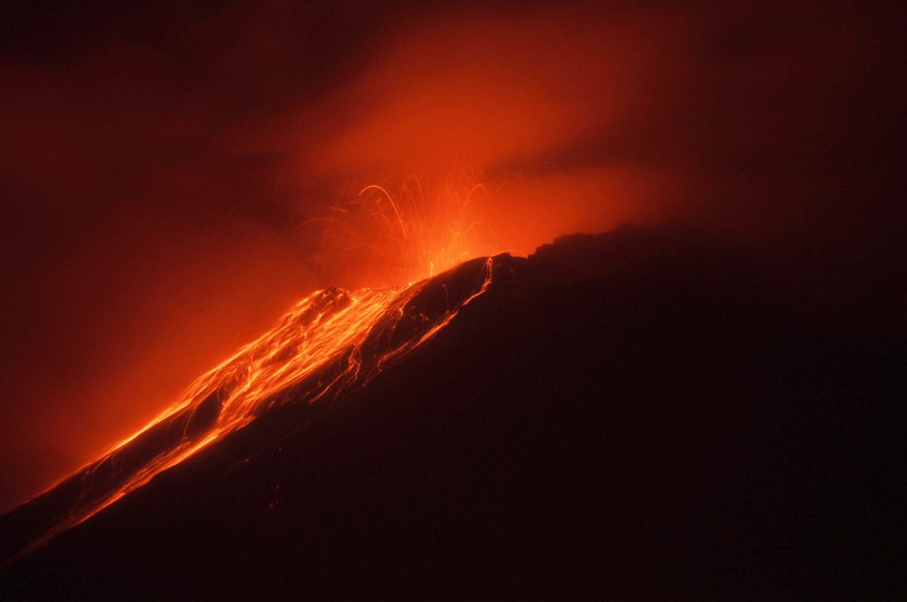 Erupcion del volcan Tungurahua en Ecuador.