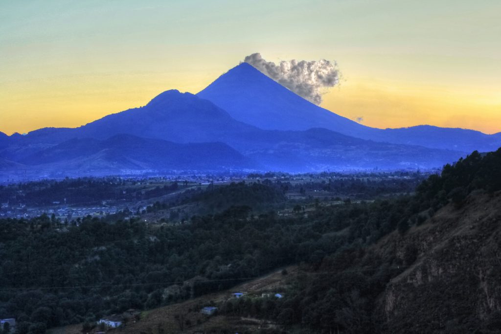 Volcan Santa Maria, con la ciudad de Quetzaltenango debajo