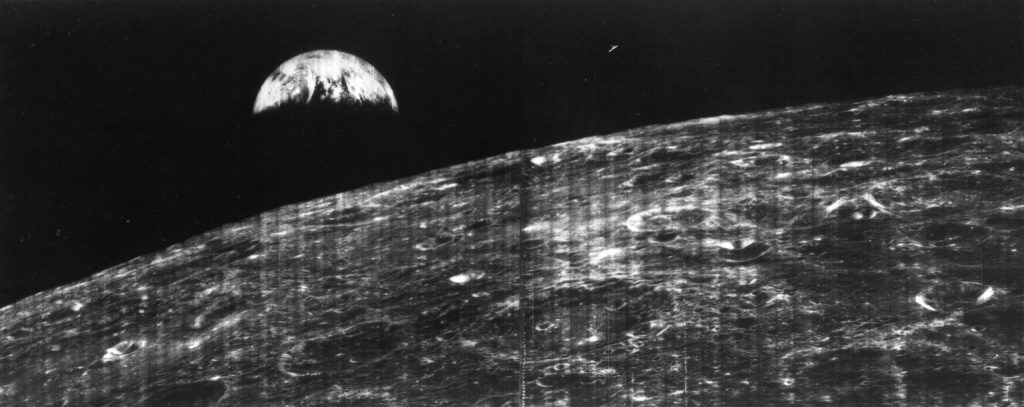 Primera fotografía de la tierra tomada por una nave espacial cerca de la luna en 1966.